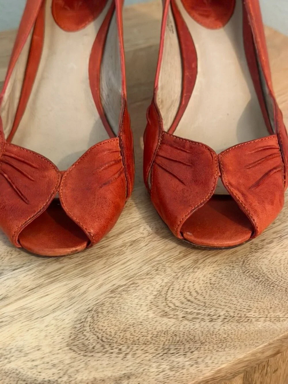 Frye Ada Pleats Peep Toe Pumps Coral Red Leather Kitten Heels Size 8 Vintage